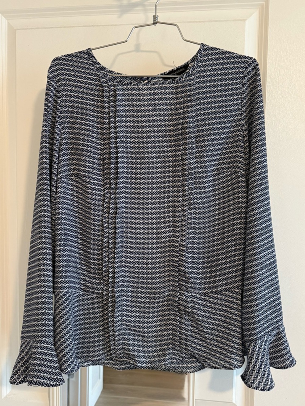 Banana Republic Women’s Navy and White Patterned Long-Sleeve Blouse, size Medium